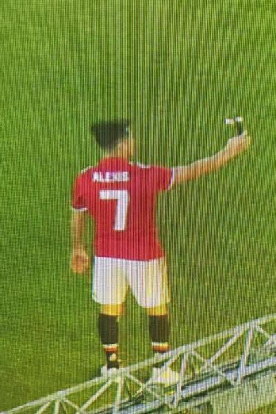 'Leaked' pictures show Sanchez as United's No. 7