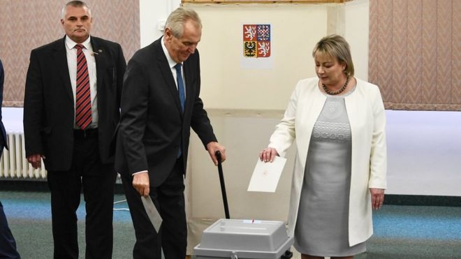 Czechs vote in tight presidential run-off