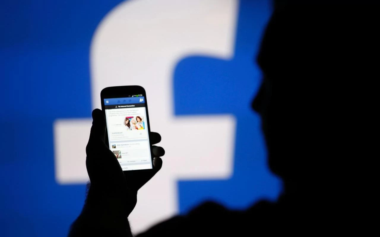 Facebook losing youth at fast pace in US