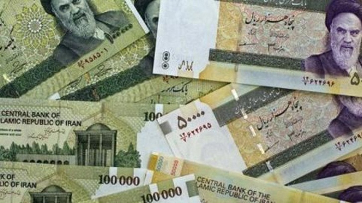 Iran arrests currency traders as rial collapses