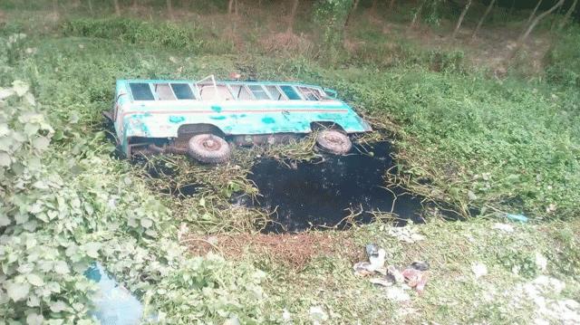 One killed as bus plunges into roadside ditch