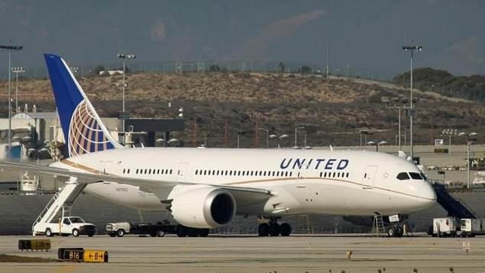 United Airlines low fuel mayday triggers emergency landing at Sydney airport