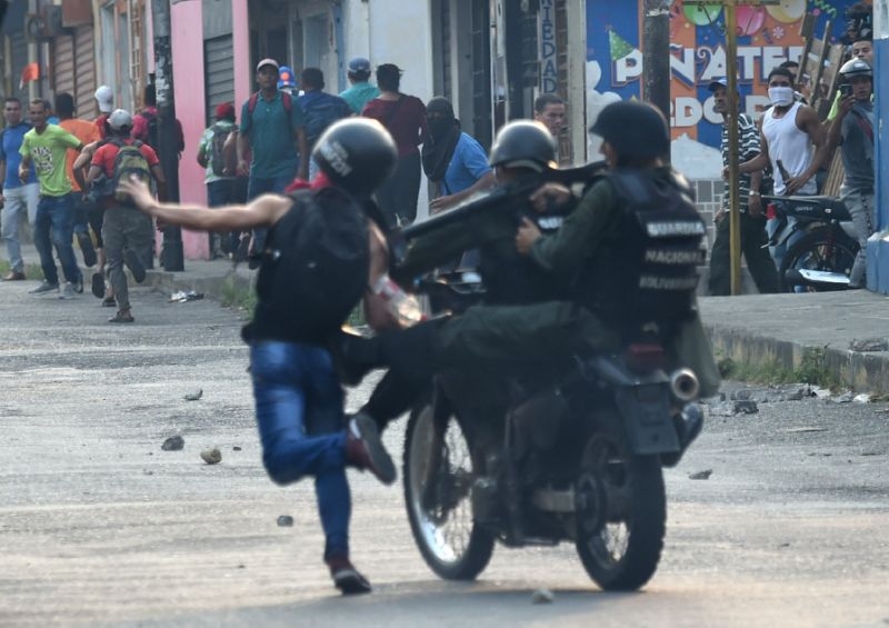 Venezuela troops fire tear gas on demo at Colombia border