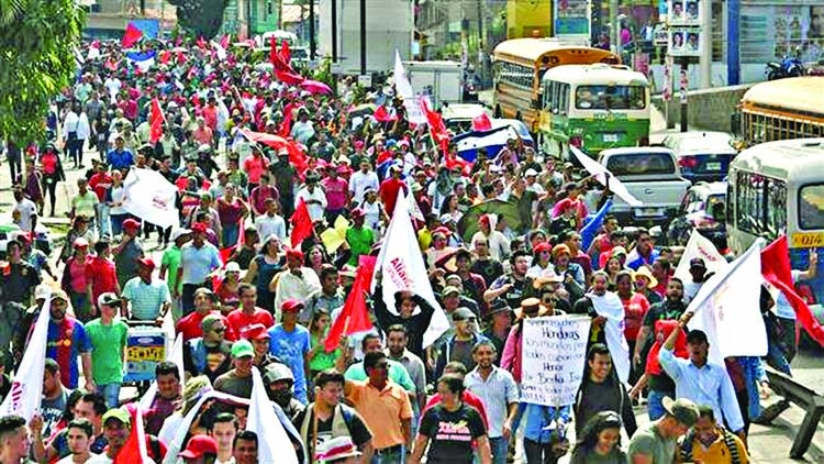 Thousands protest against Honduras president