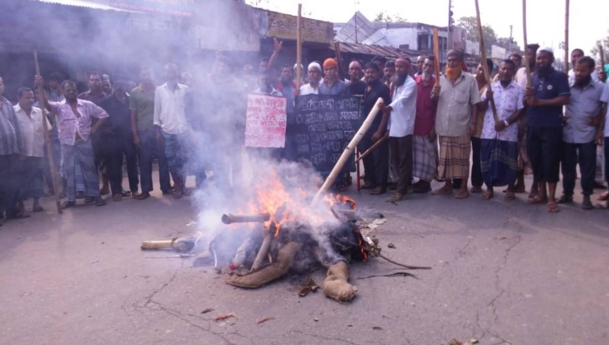 Khulna jute mill workers go on strike, blockade road, railway