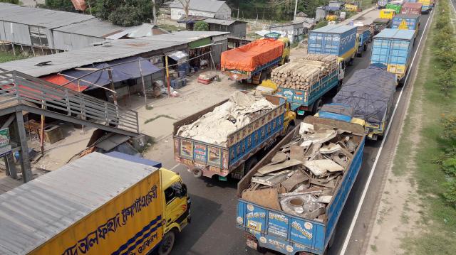Thousands suffering on Dhaka-Ctg highway