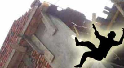 Worker dies falling from rooftop in Dhaka