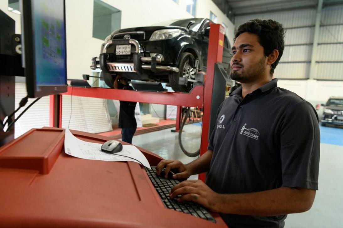 Automobile repair draws big business groups’ interest
