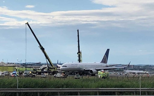 United jet blows tires during landing