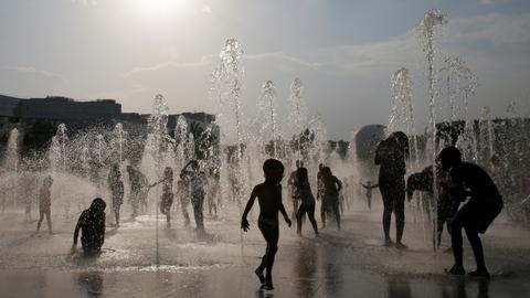 Heatwaves and heavy rain predicted to last longer with climate change