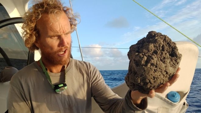 Giant volcanic rock 'raft' found in Pacific Ocean