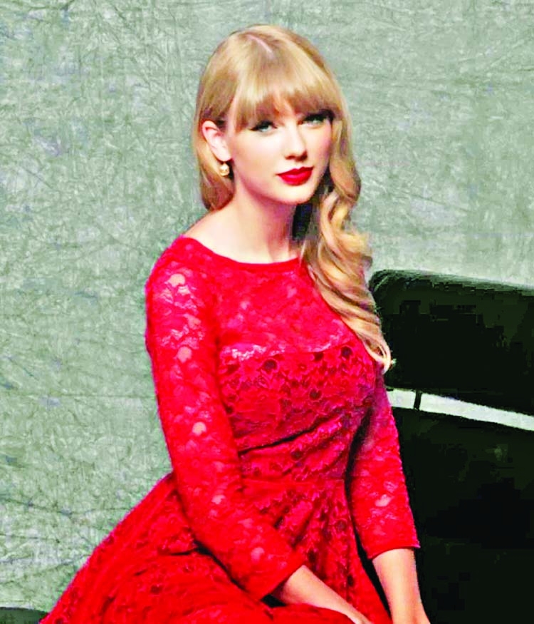 Swift fans descend on Paris for 'City of Lover' concert