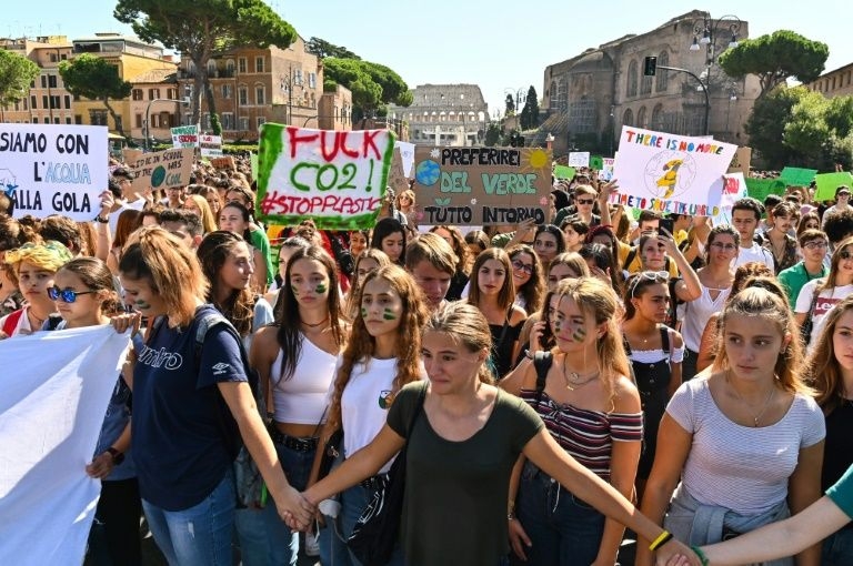 Hundreds of thousands join children's climate strikes in Europe