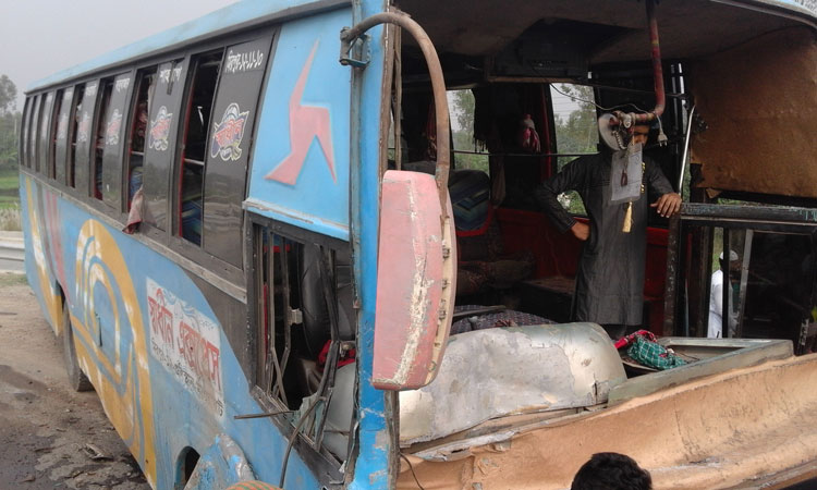 Bus-microbus collision claims 10 lives in Munshiganj