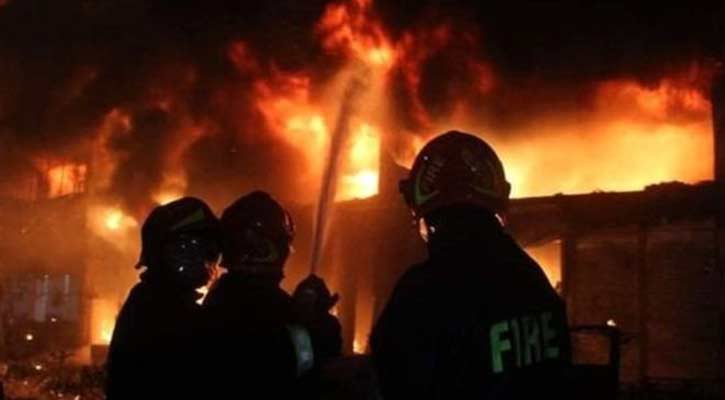 Cotton warehouse catches fire in Mirpur