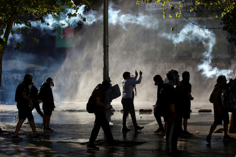 Violent clashes in new round of Chile protests