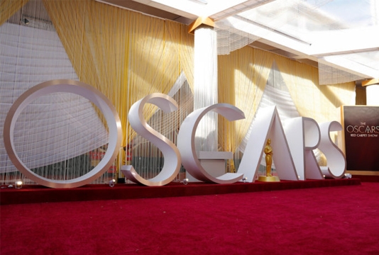 Oscars battle set to begin amid crystals and controversy
