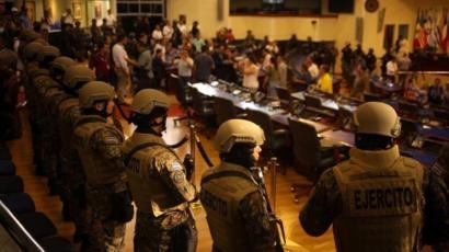 Armed soldiers enter El Salvador parliament