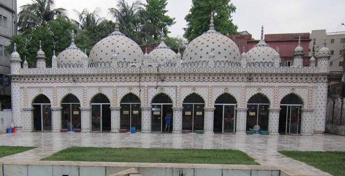 Bangladesh clerics prefer to keep mosques wide open despite virus threats