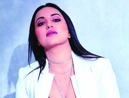 Sonakshi auctions artworks to greatly help daily wage workers