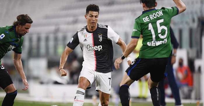Ronaldo's penalty double edges Juve nearer to title in Atalanta draw