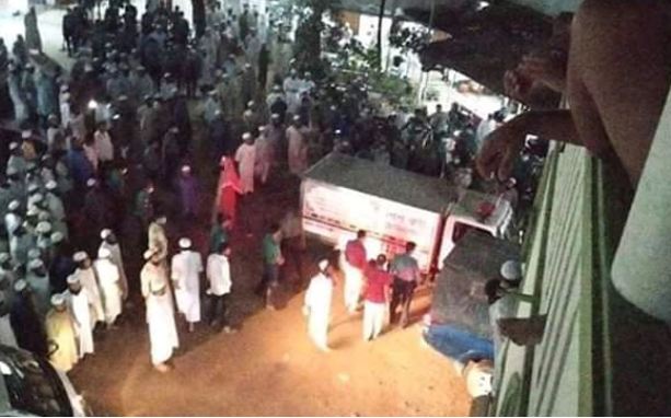 Allama Shafi's body taken up to Hathazari Madrasa