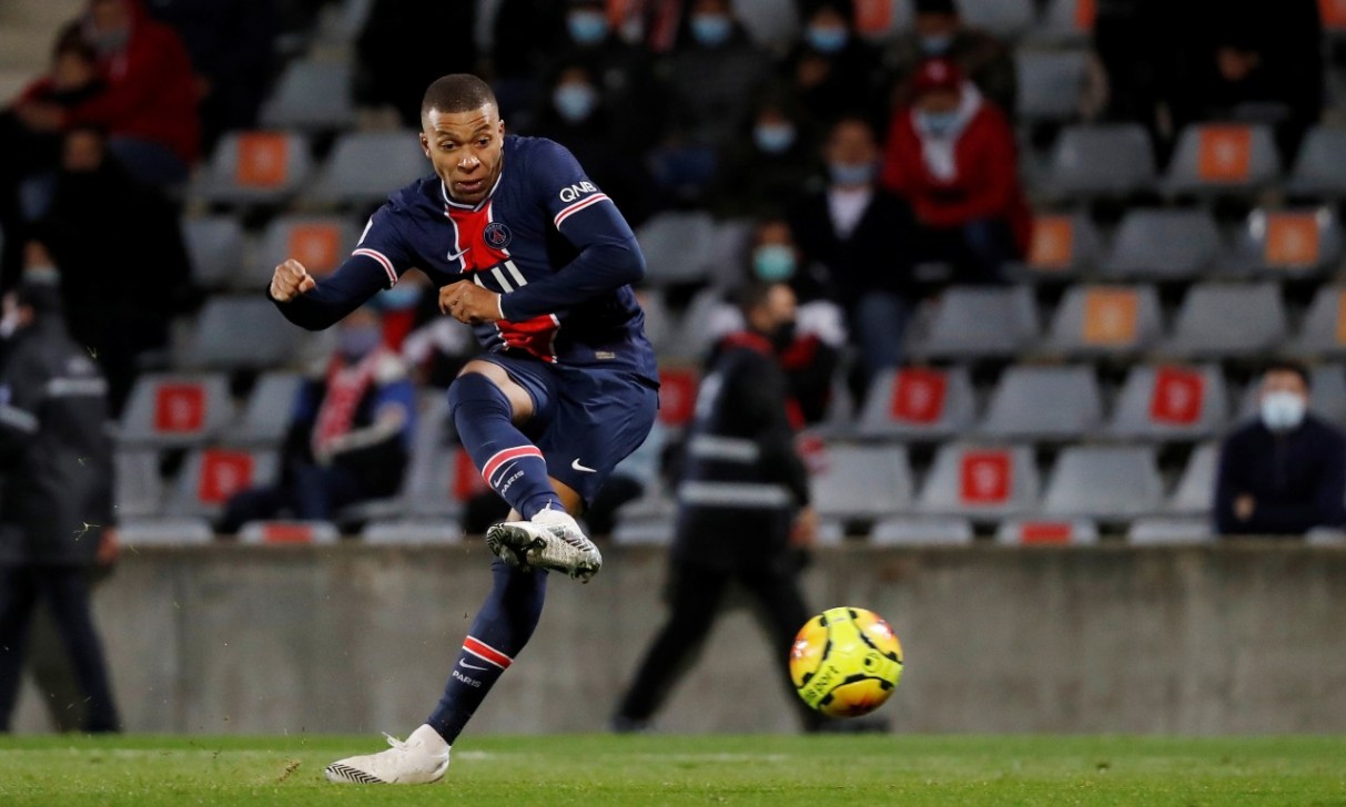 Mbappe double helps PSG beat 10-man Nimes and top Ligue 1