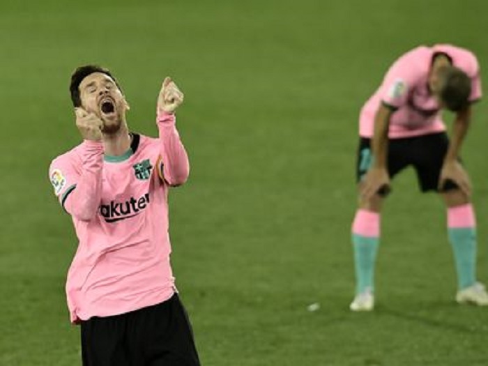 Barcelona held by 10-man Alaves to increase winless streak