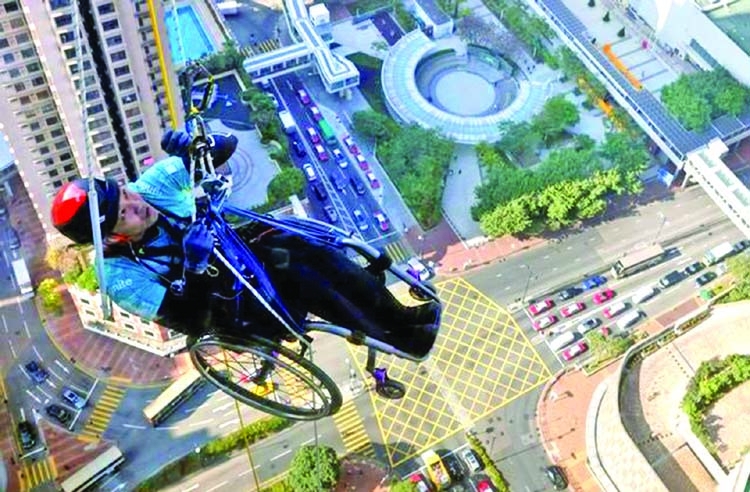 In wheelchair, paraplegic climbs up skyscraper