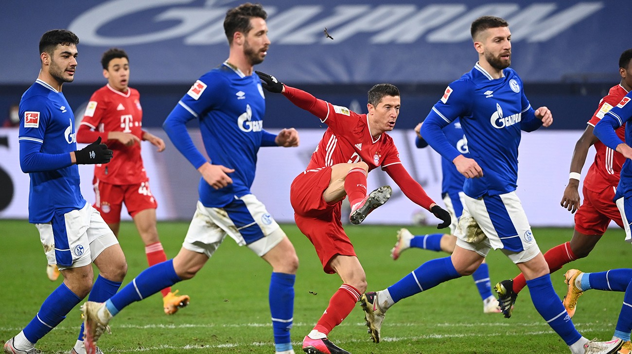 Bayern crush Schalke 4-0 to go seven points clear