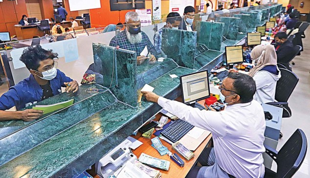 Govt decides to keep banks open immediately after mass confusion