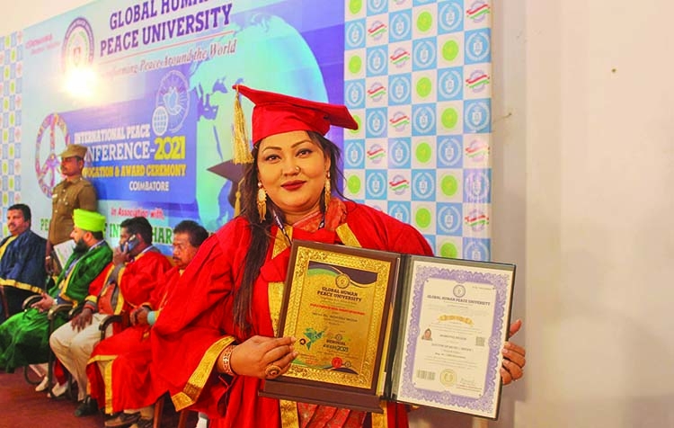 'Folk Empress' Momotaz conferred honorary doctorate by Indian university