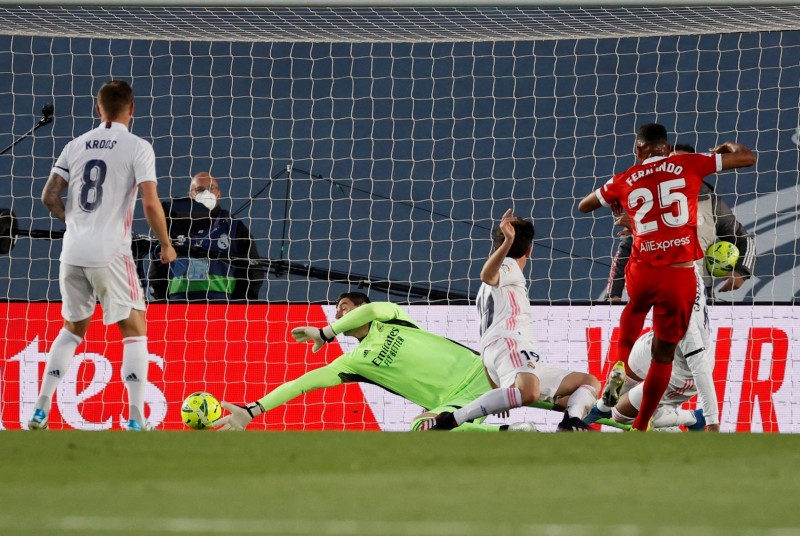 Real Madrid strike late but title hopes hit by dramatic Sevilla draw