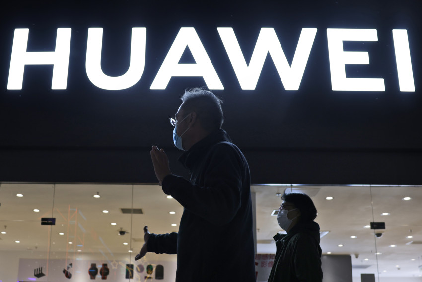 Huawei rolls out its own operating-system to smartphones