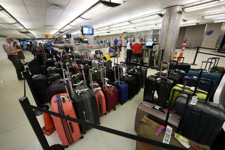 U.S. plans to make airlines refund fees if bags are delayed