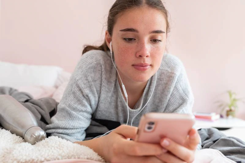 Warning social media adversely affects young girls more than boys