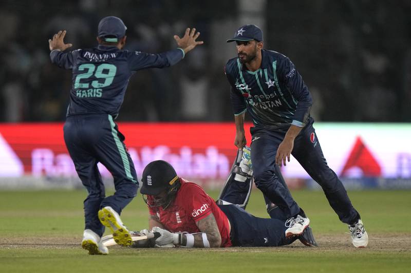 Pakistan level T20 series with England after thrilling finish in Karachi