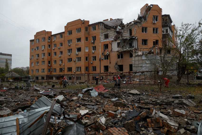 Russia hits Ukraine homes, evacuates Kherson