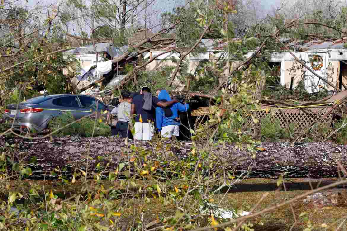Storms cause major tornadoes, flooding around US south