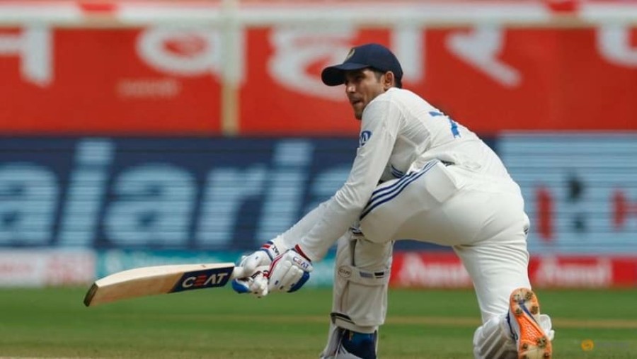 India lead by 273 v England despite flurry of wickets