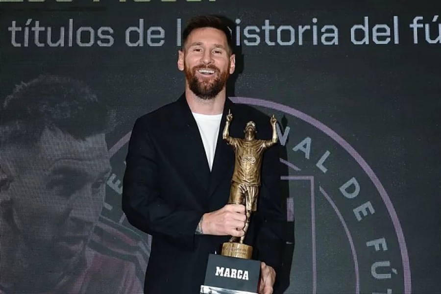 Lionel Messi's reaction to receiving special painting and award from MARCA