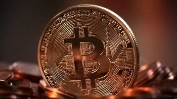 Bitcoin slumps to below $6000, its lowest level since November