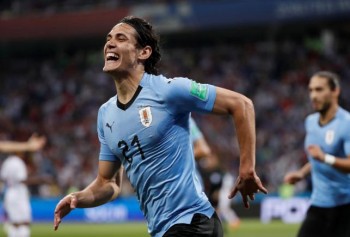 Edinson Cavani takes Uruguay to quarters