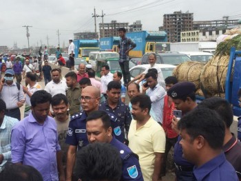 Transport workers block Dhaka-Ctg highway; beat up students