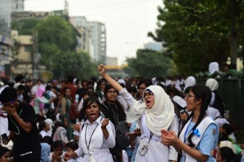 Bangladesh shuts down mobile internet to tackle teen protests