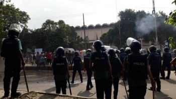 Police obstruct procession at DU, lob tear shells