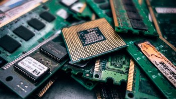 Researchers find new 'Foreshadow' security flaw in Intel chips