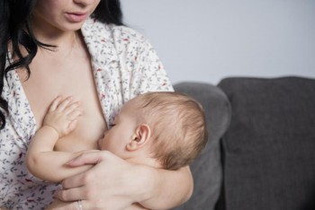 What causes itchy nipples while breastfeeding?
