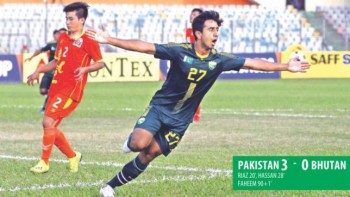 Pakistan pip hosts to last four