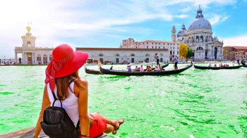 Tourists face €500 fine for sitting down in Venice